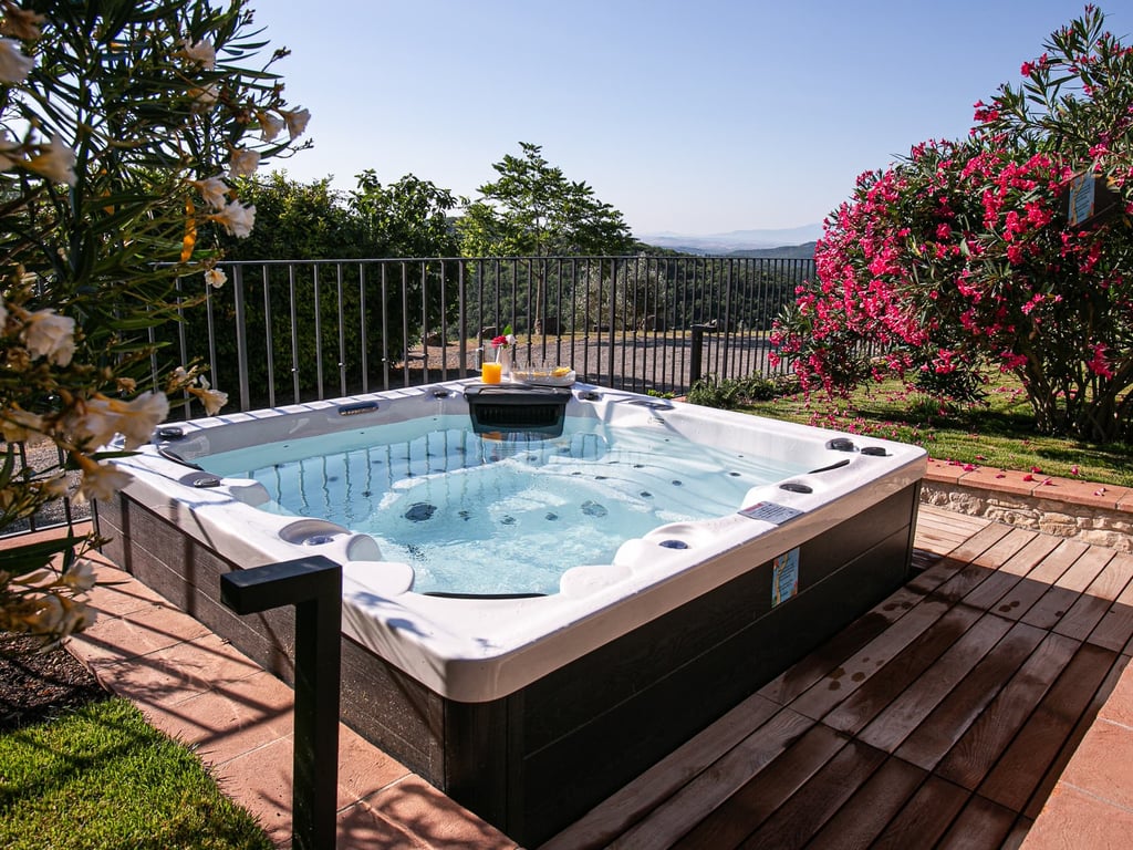 Casa Livio | Apartment and Hot-Tub with private garden in Chianti