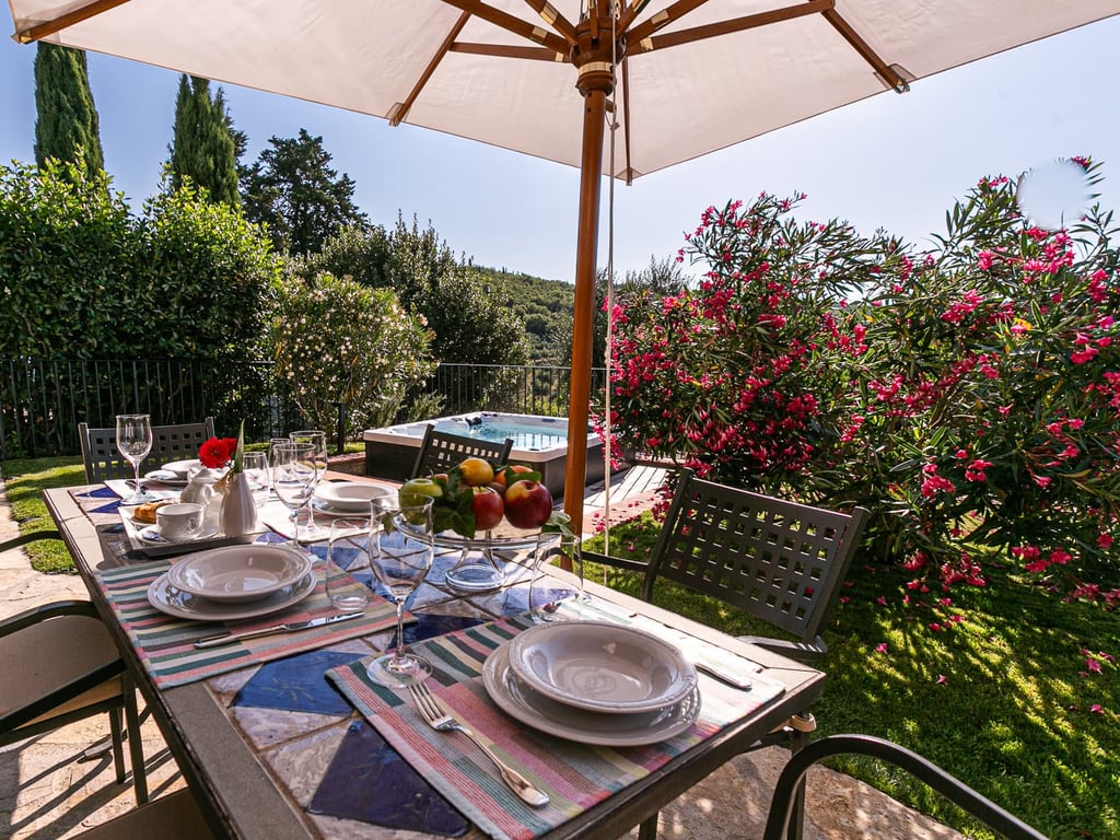 Casa Livio | Apartment and Hot-Tub with private garden in Chianti