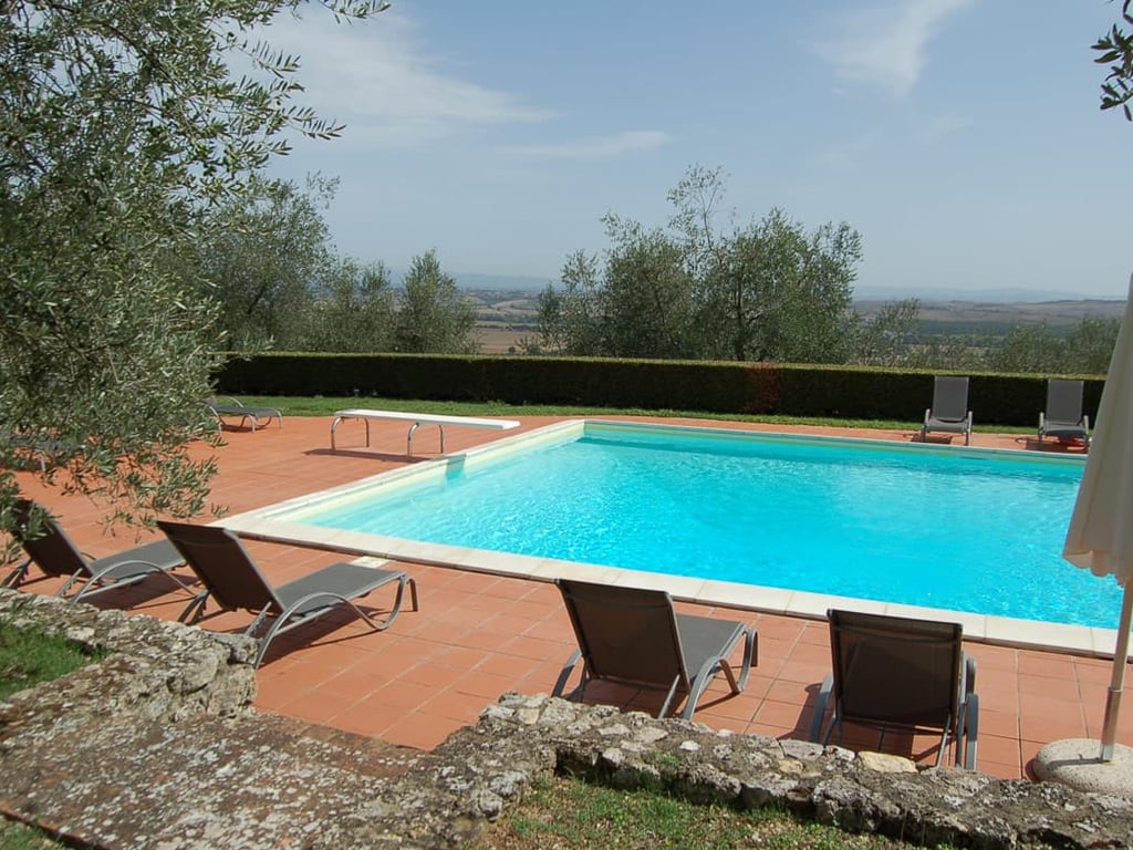Ropoli Sopra | A Tuscan farmhouse with loggia close to Siena