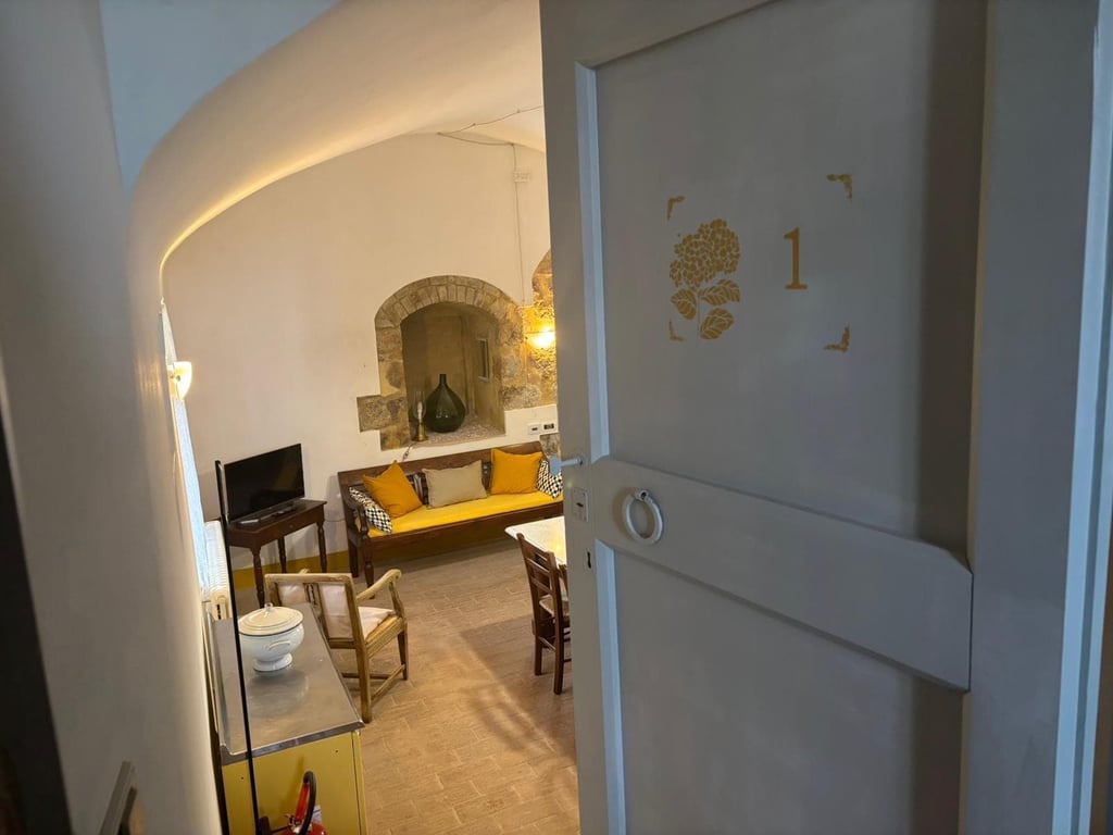 Stigliano: Tower One | Apartment for two in a Siena medieval watchtower