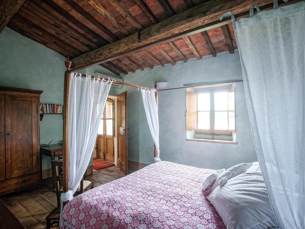 Fiammetta | A Tuscan villa with a long private pool