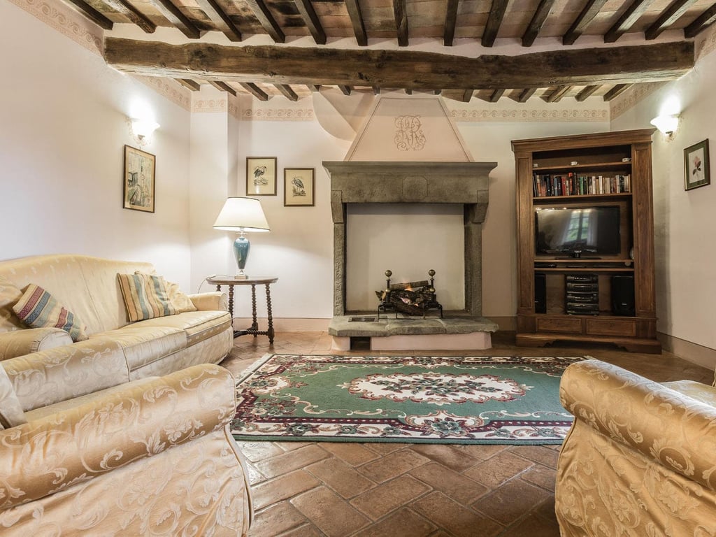 Francesca | Luxury Tuscan villa with pool & hot-tub
