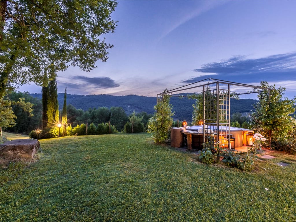 Francesca | Luxury Tuscan villa with pool & hot-tub