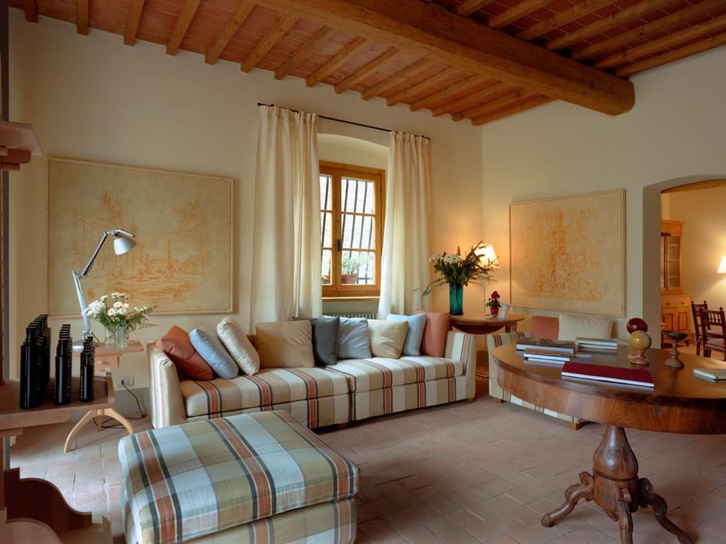 Portico | Elegant villa for 8 with shared pool in Tuscan Hamlet