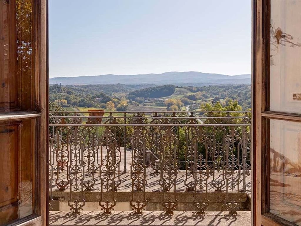 Villa Cicogna | Historic palazzo at the edge of a Tuscan village