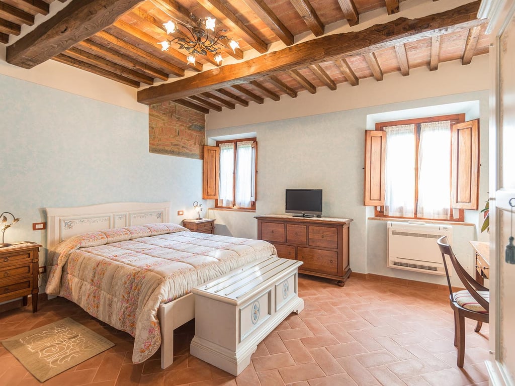 Celeste | Family apartment in a historic villa with shared pool