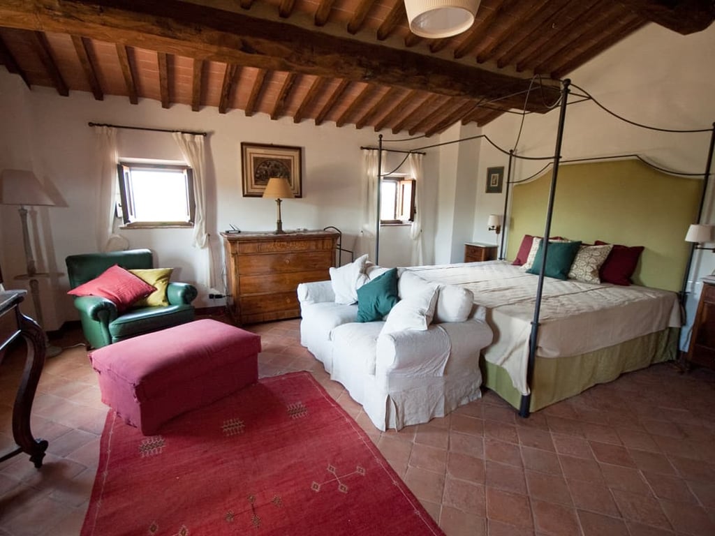 Villa Amorosa | Tuscan Villa for 12 with fenced pool and tennis court