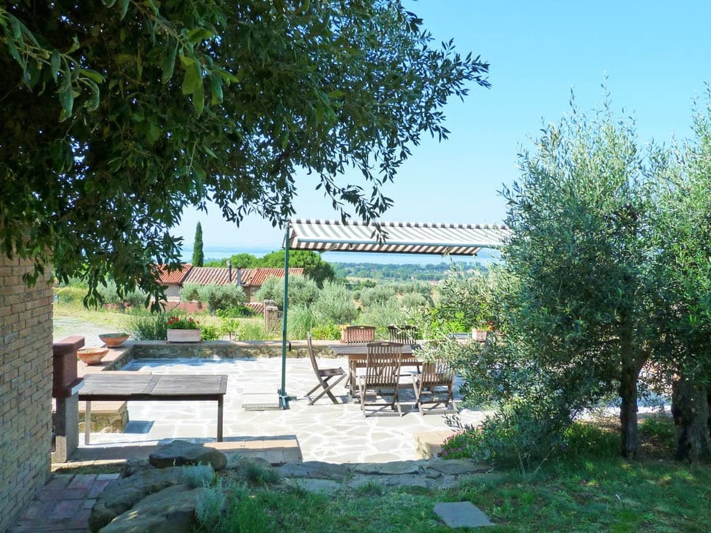 Castelonchio | Lakeside Villa for 6 with Pool by Tuoro sul Trasimeno