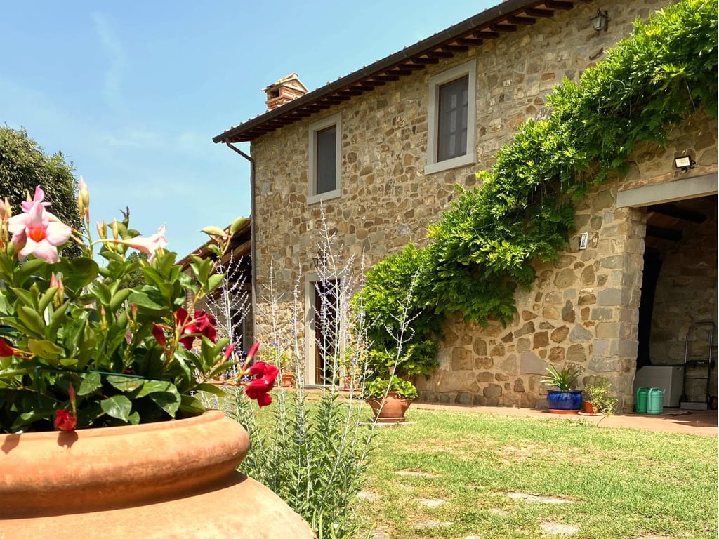 Castelonchio | Lakeside Villa for 6 with Pool by Tuoro sul Trasimeno