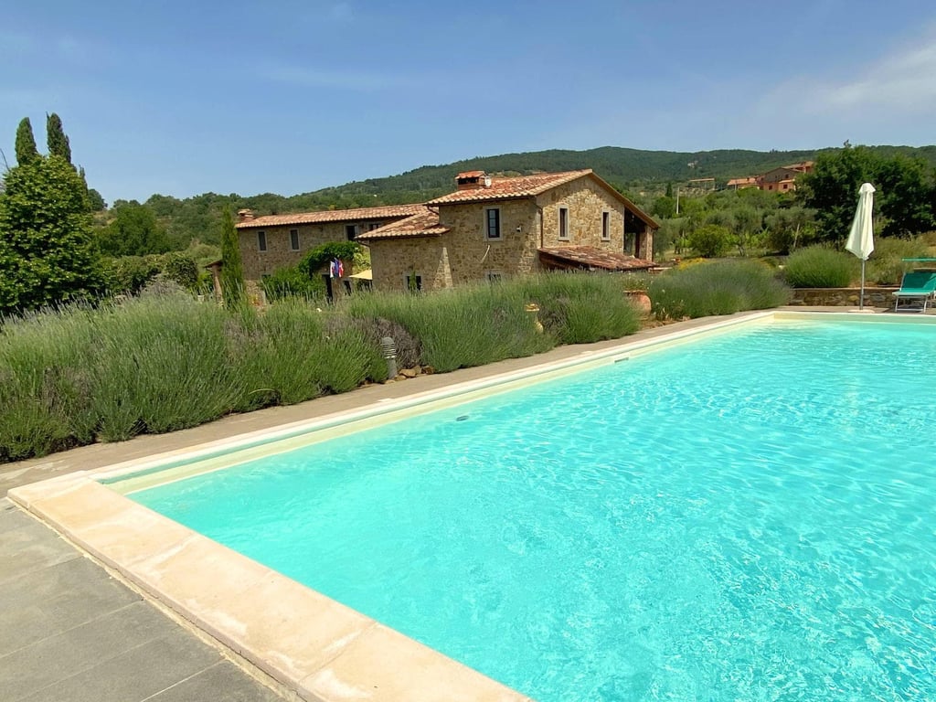 Castelonchio | Lakeside Villa for 6 with Pool by Tuoro sul Trasimeno