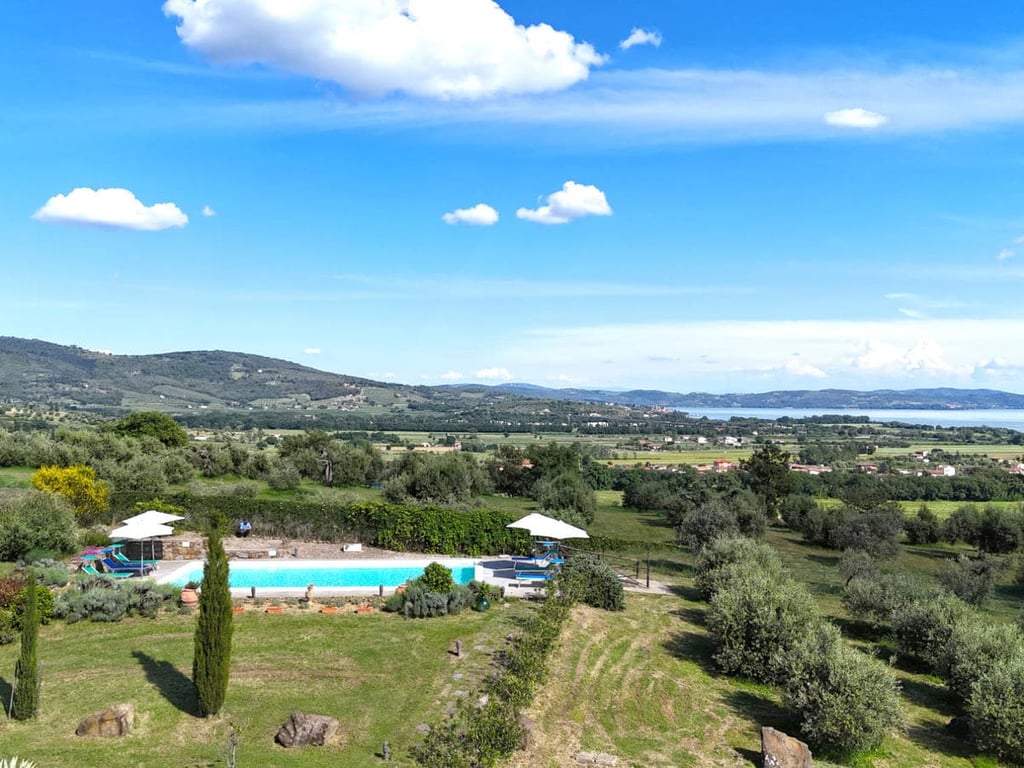 Castelonchio | Lakeside Villa for 6 with Pool by Tuoro sul Trasimeno