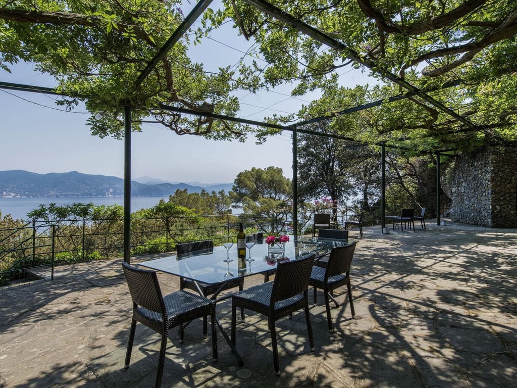 Faro | A splendid villa on the Italian Riviera