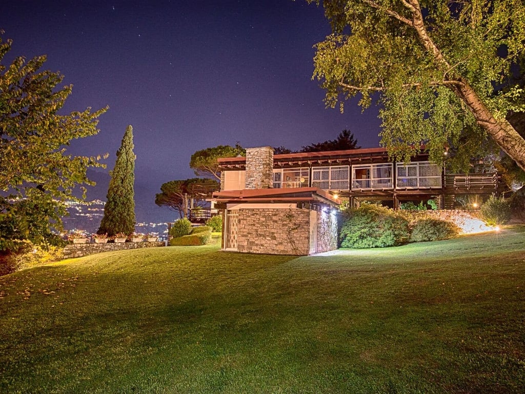 Archimede | Modernist villa with Pool and Jacuzzi on Lake Como