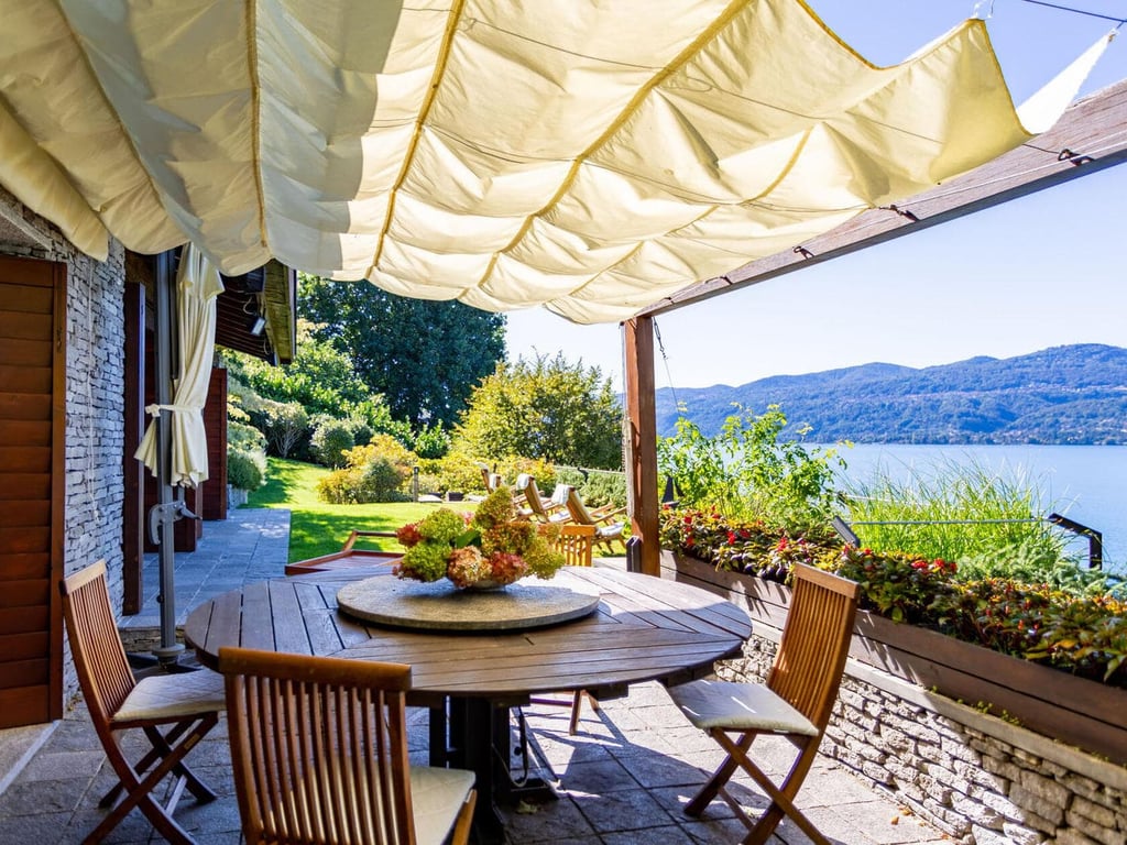 Ispirata | Modernist villa with a private beach on Lake Maggiore