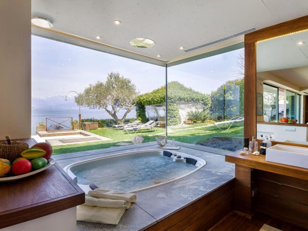 Ispirata | Modernist villa with a private beach on Lake Maggiore