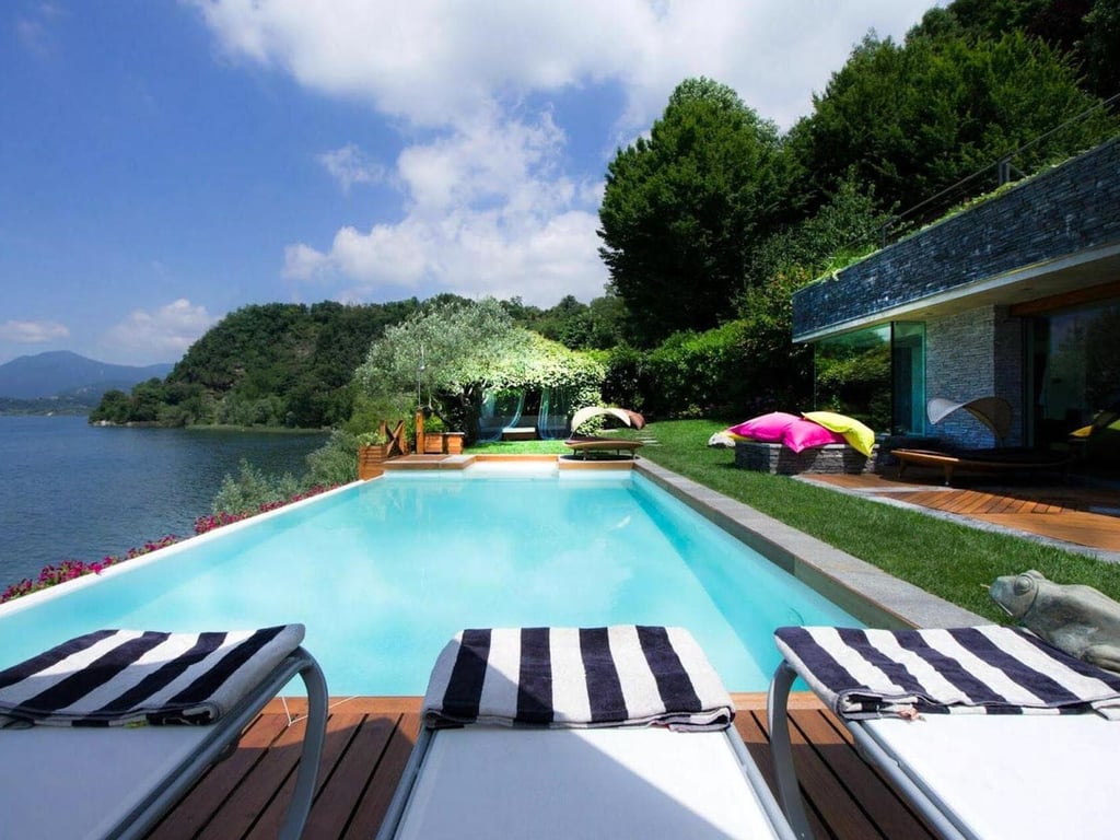 Ispirata | Modernist villa with a private beach on Lake Maggiore
