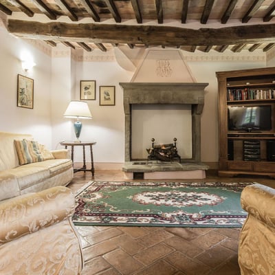 Francesca | Luxury Tuscan villa with pool & hot-tub
