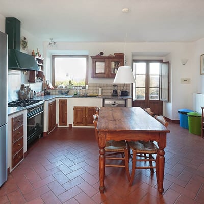 Villa Amorosa | Tuscan Villa for 12 with fenced pool and tennis court