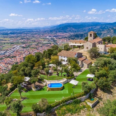 Alta | Striking villa in a Tuscan hilltop castle
