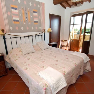 Castelonchio | Lakeside Villa for 6 with Pool by Tuoro sul Trasimeno