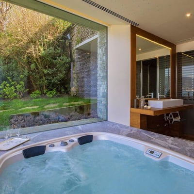 Ispirata | Modernist villa with a private beach on Lake Maggiore