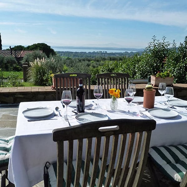 Eating alfresco in Castelonchio