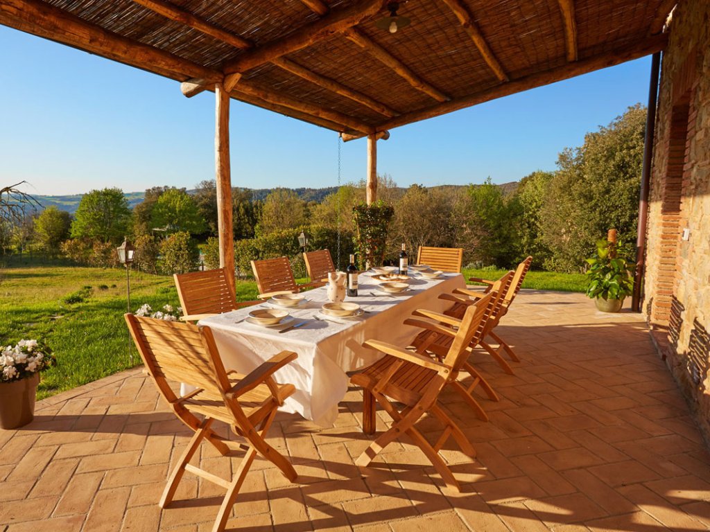 Villa Amorosa | Tuscan Villa for 12 with fenced pool and tennis court