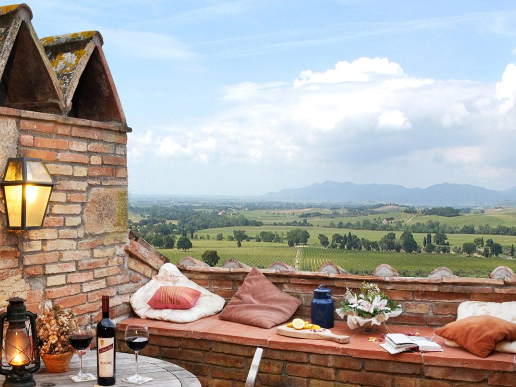 Bifora | A romantic cottage in Italy with wonderful views.