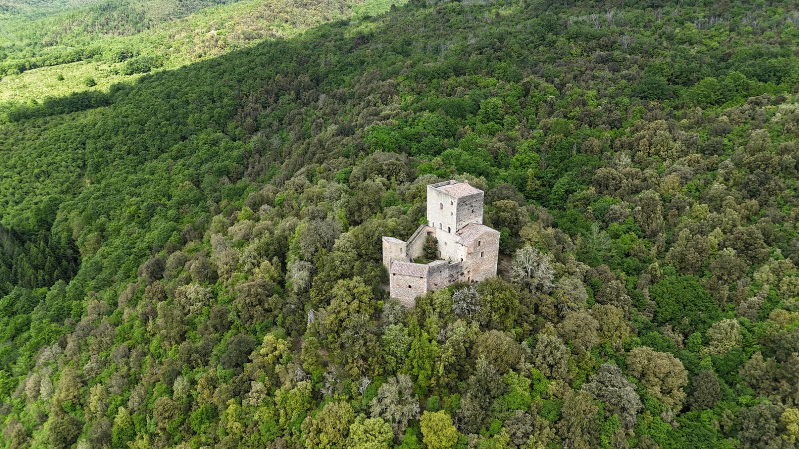 The 'Castle that only God knows' is a magical place to visit, reachable only on foot through forests of dark green holm-oaks Castiglion-che-dio-sol-sa0001