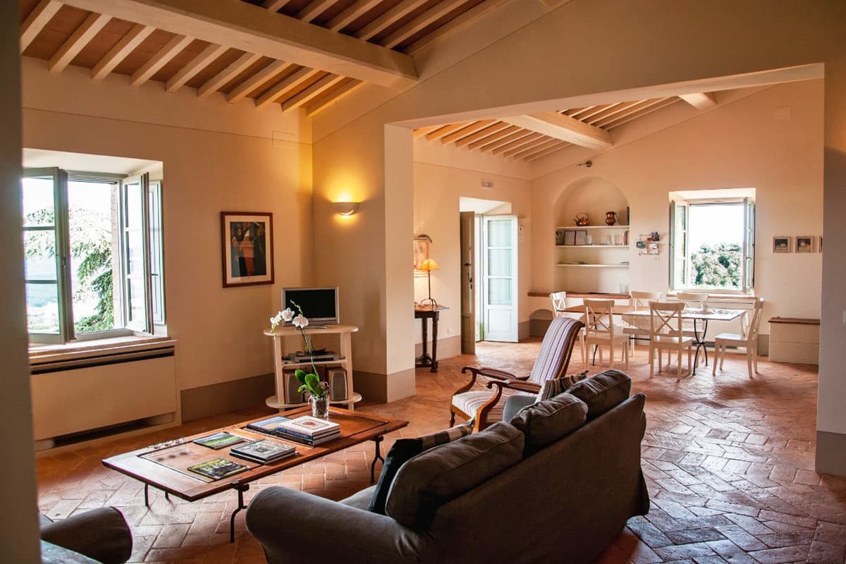 With long panoramas from its pool and dining loggia, Aceronina is a spacious apartment in southern Tuscany close to Radicofani and San Casciano dei Bagni. Main