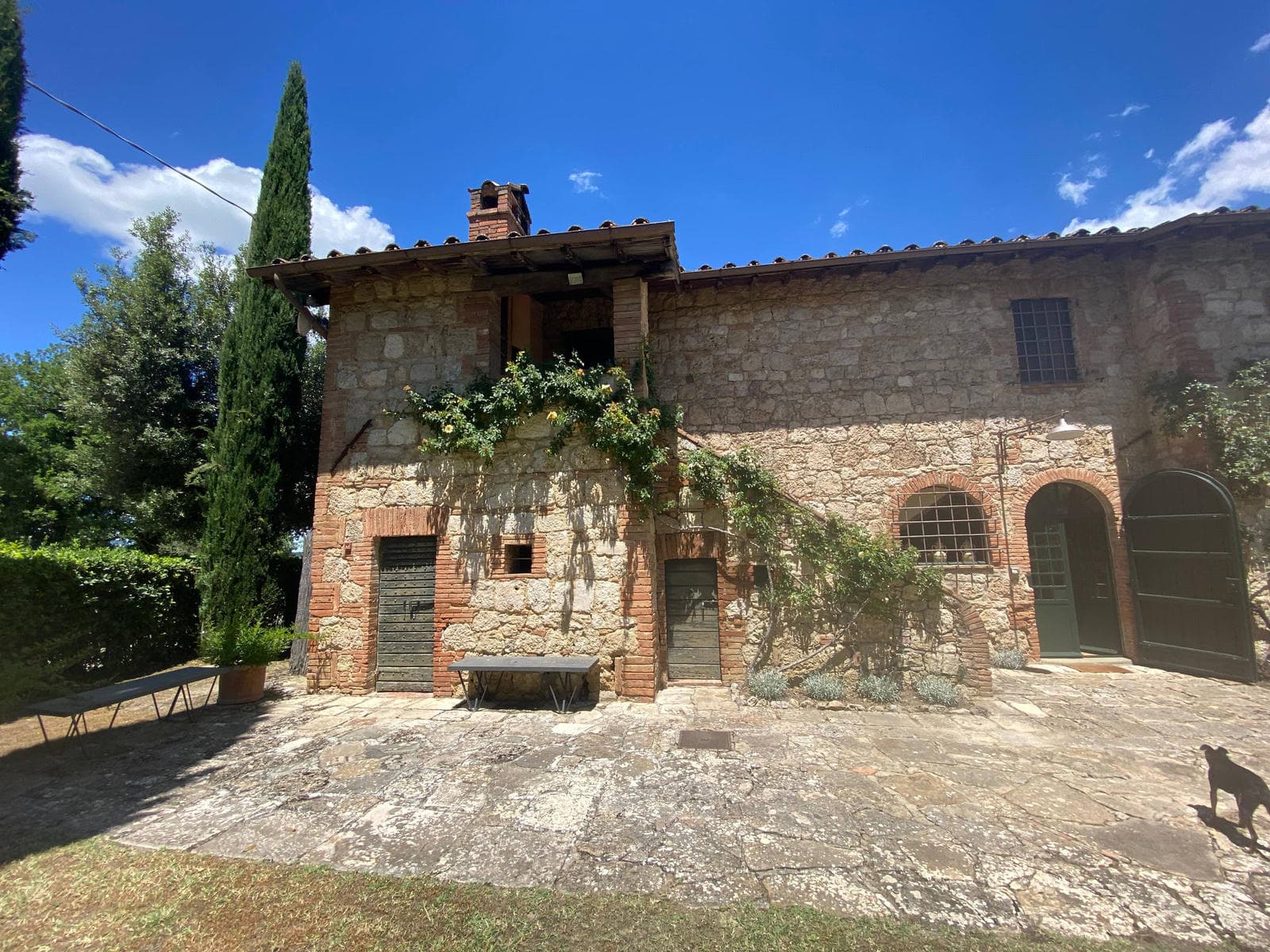 Podere Sant'Adele is an elegant and private Tuscan farmhouse for 10 close to Cetona and San Casciano podadele-entrance