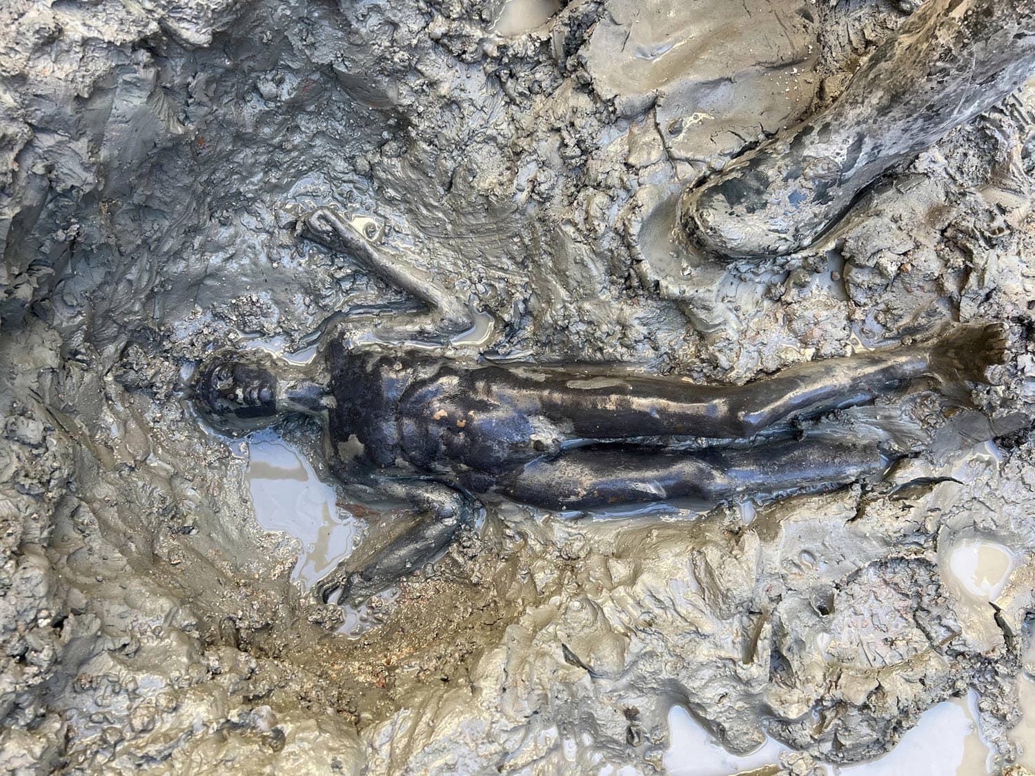 The bronze stautes were perfectly preserved in the warm mud of the thermal baths santuario-san-casciano-statue-2