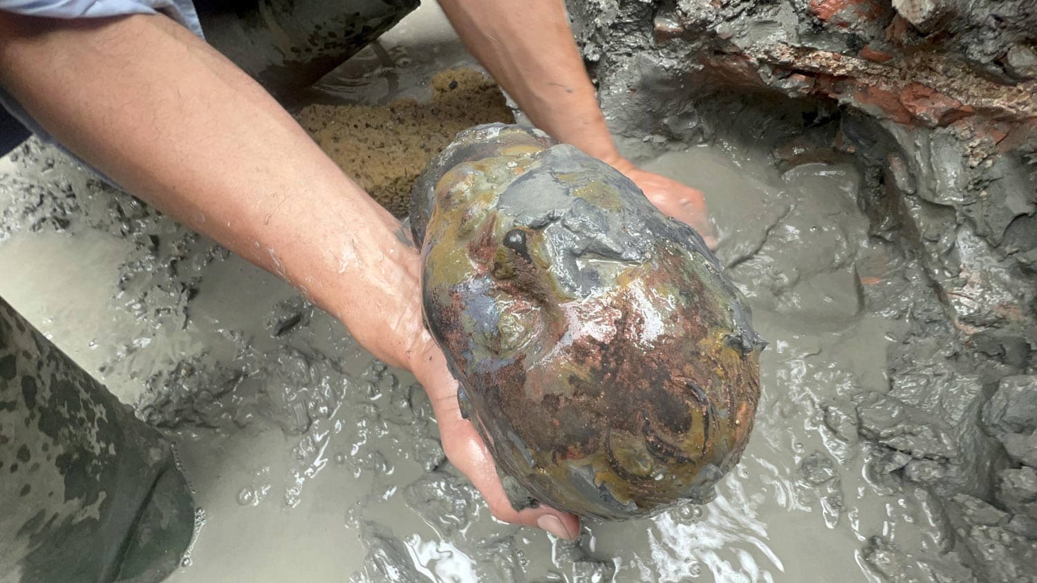 A head being lifted out of the mud after 15 centuries of burial santuario-san-casciano-statue-4