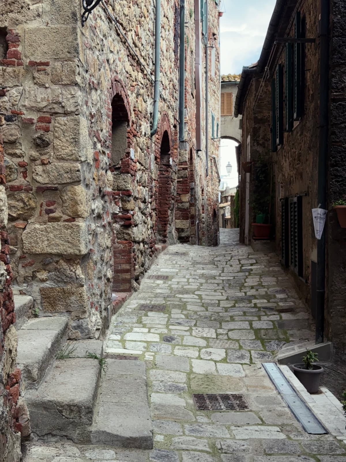 Alleyways in Chiusdino Alleyways in Chiusdino