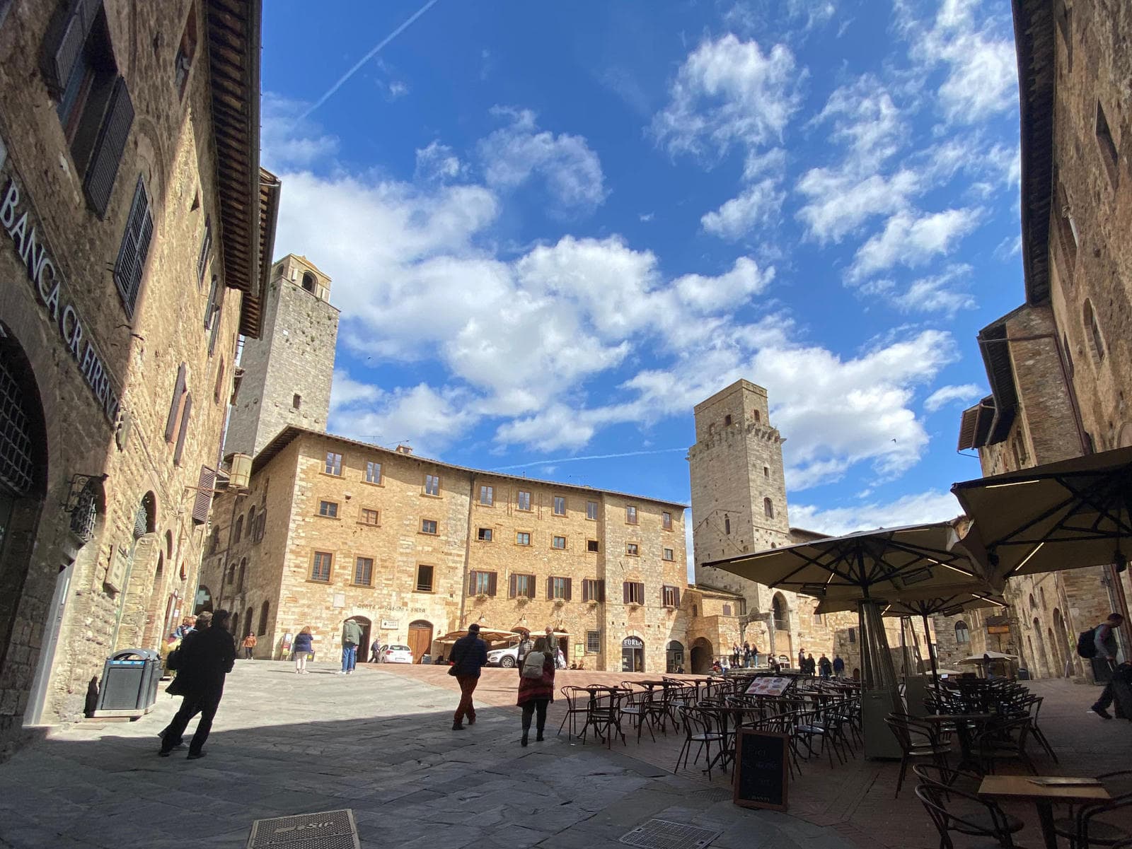 Piazza Cisterna is the centre of town and has excellent ice-creams. Turn right from here to head down towards San Lorenzo al Ponte piazze-cisterna-sangim