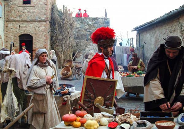The Roman soldiers take their role very seriously content_presepe_vivente_di_casole_delsa