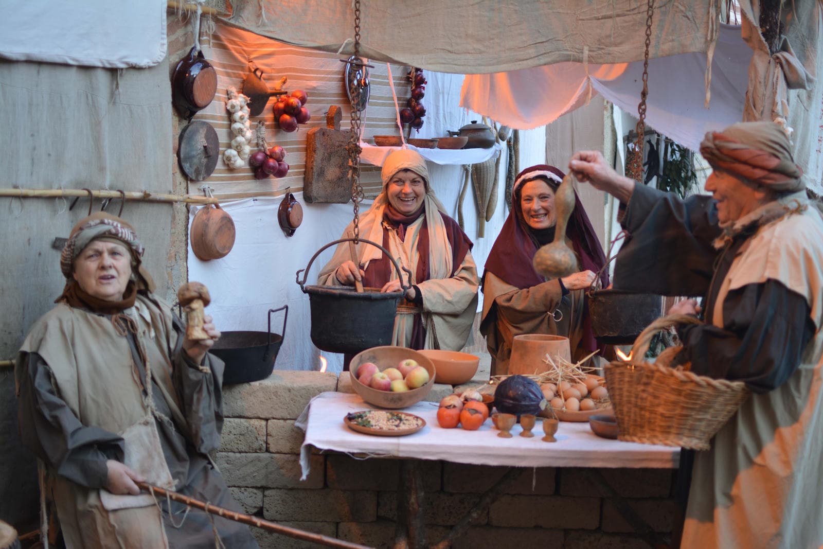 It's great fun to be part of the cast, the whole village dresses up. presepe-vivente-casole-2015