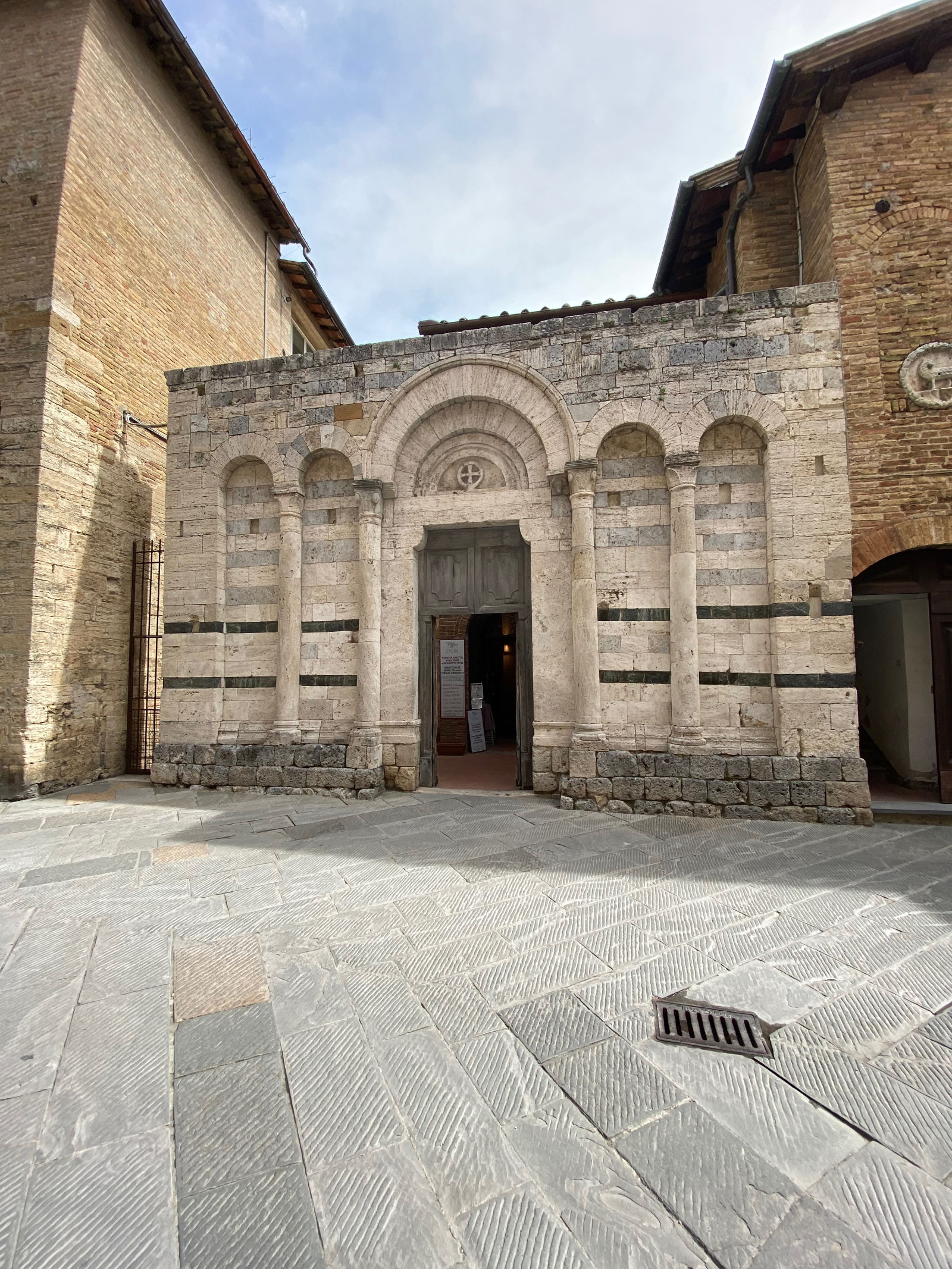 Why and how did people live vertically in San Gimignano?