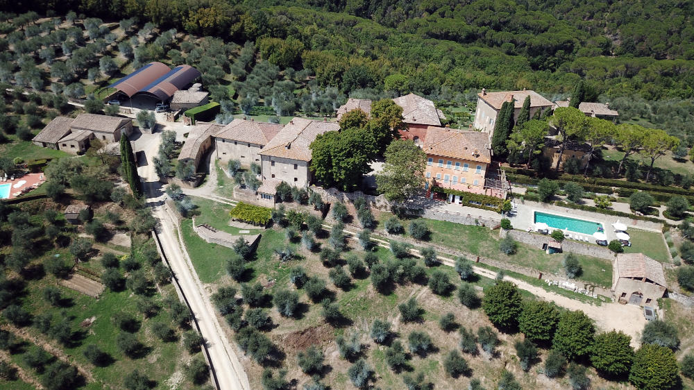 Montestigliano laid out on its ridge west of Siena 01-aerial-montestigliano