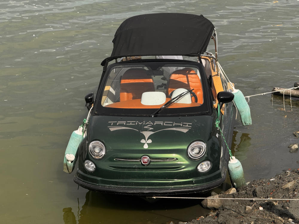 Water FIAT cinquecento moored off Isola Maggiore 01cinqucetno-acqua