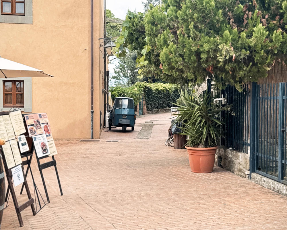 Carless streets in the medieval town on Isola Maggiore 01isolamaggiore