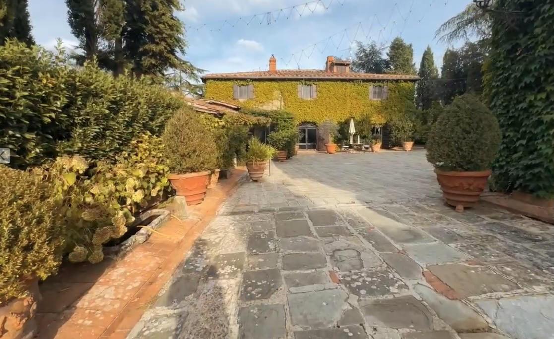 The core of this vine-covered building has massive walls and was once a watchtower, guarding the Arno valley 01podere-gregorio02