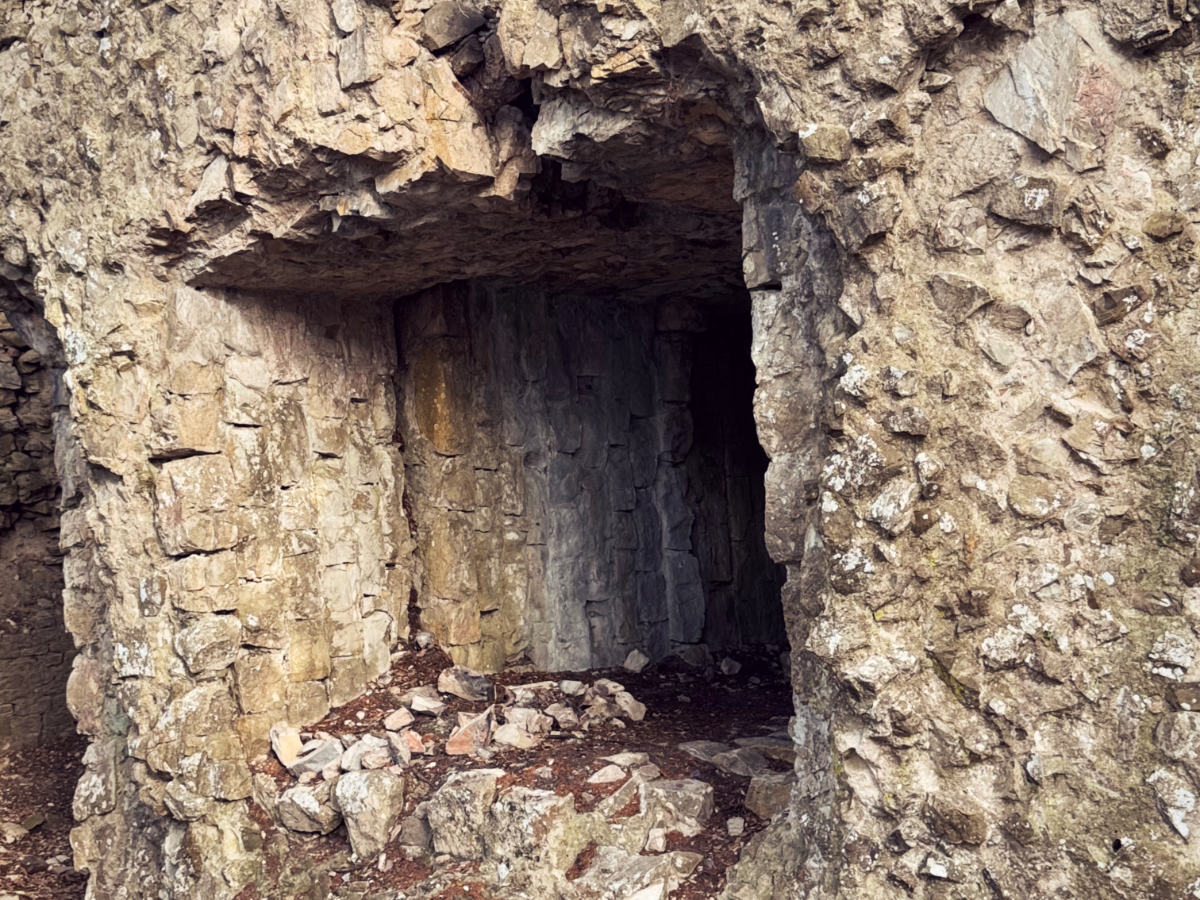 The foundations of the tower are exposed to the air castello-cerretacc2
