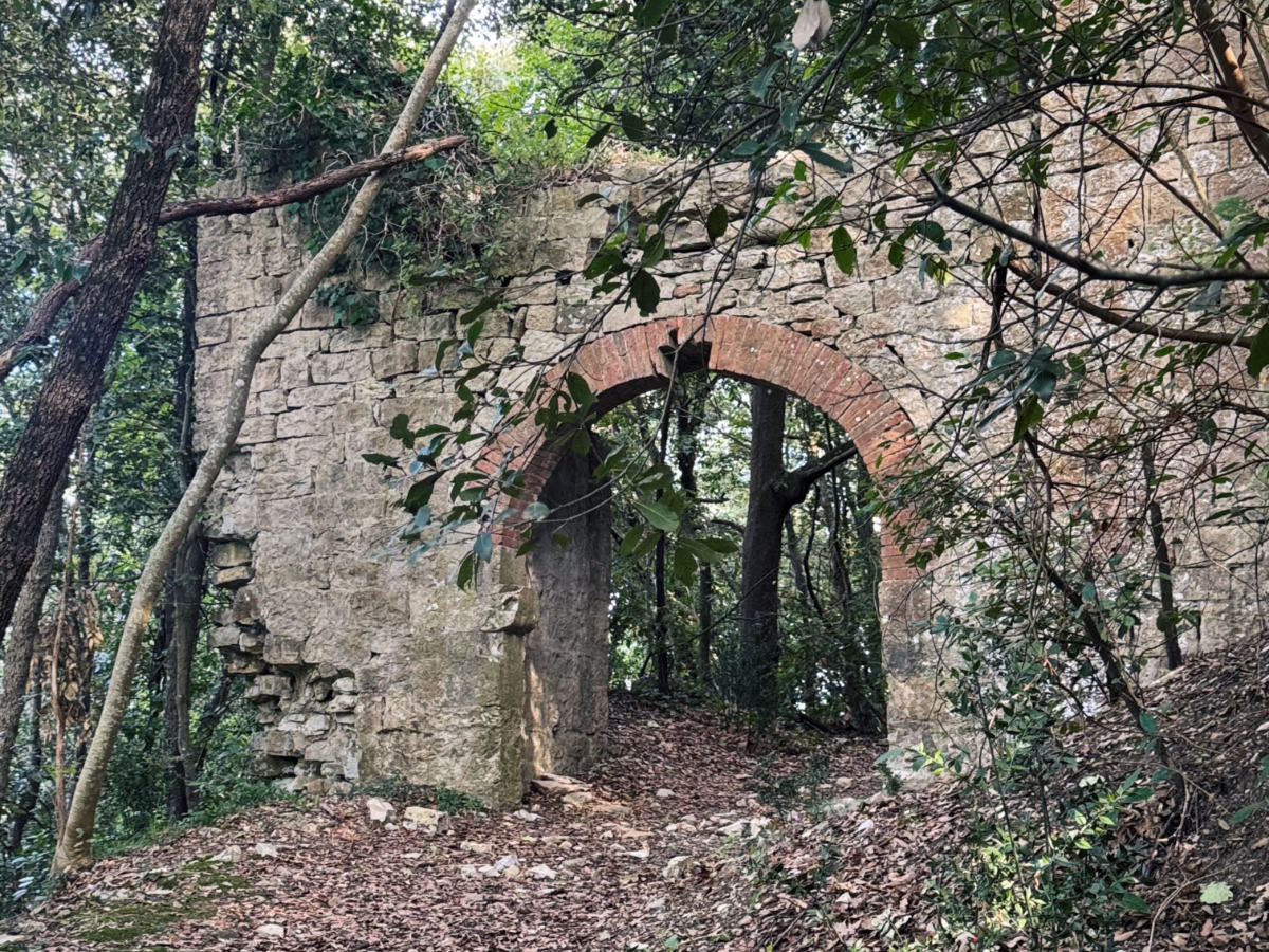 The old gatehouse to the castle in the woods castello-cerretaccio2